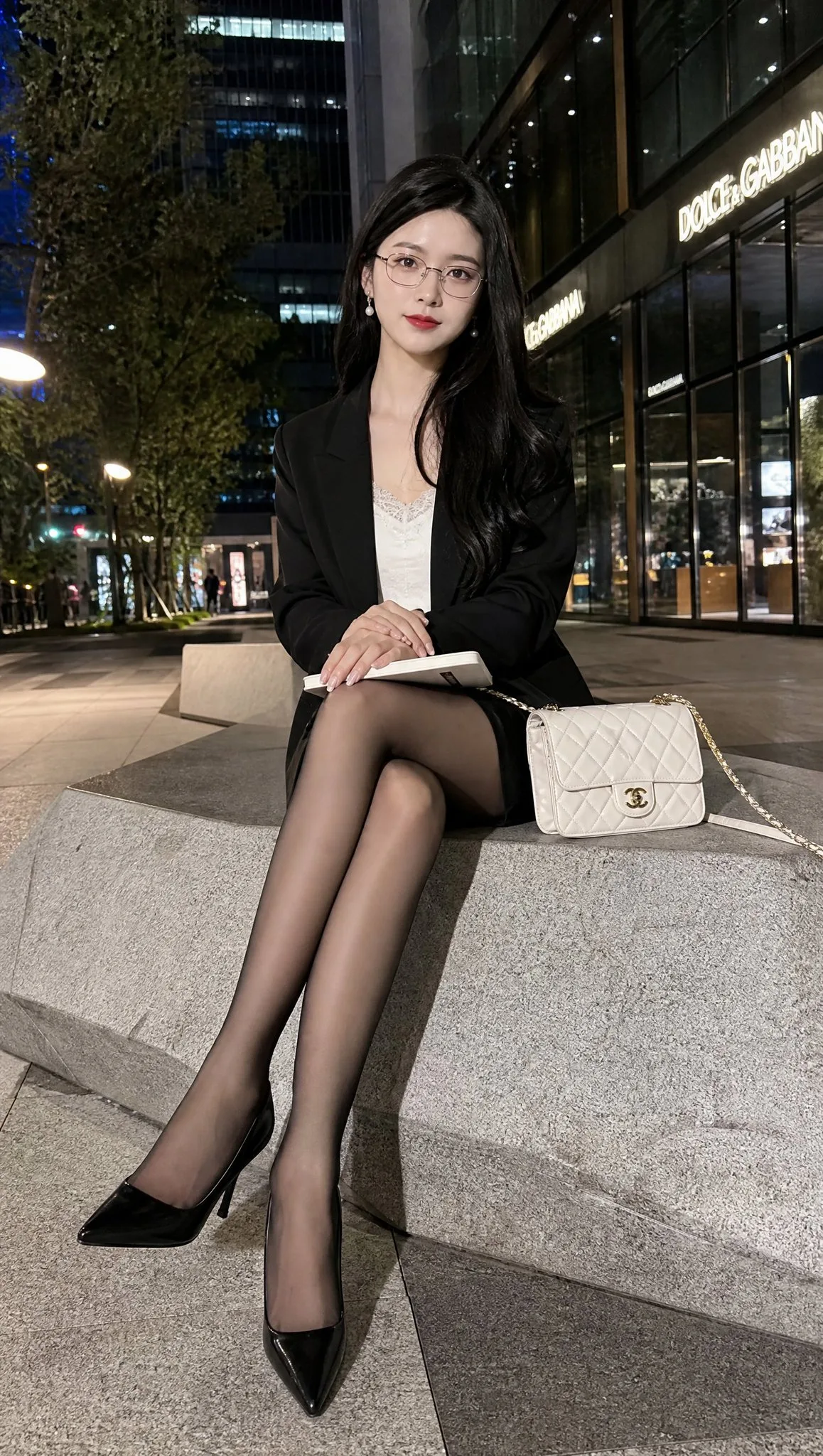 สาวเอเชียสุดหรูในจตุรัสเมืองยามค่ำคืน 1
