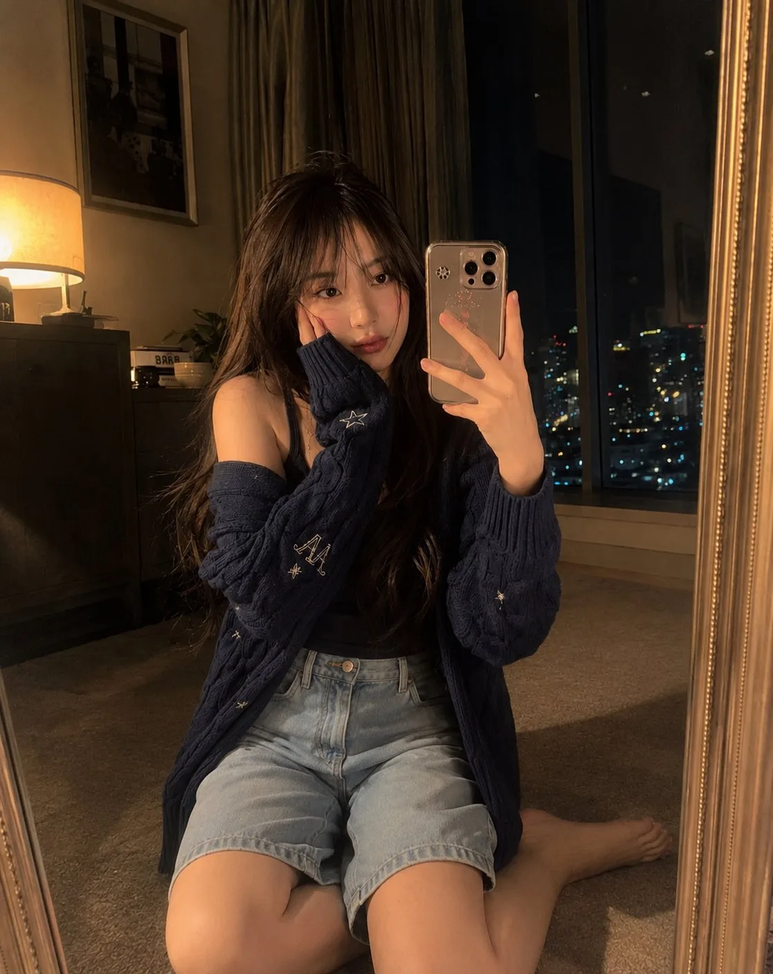 สาวน้อยเซลฟี่หน้ากระจกในแสง Golden Hour 1