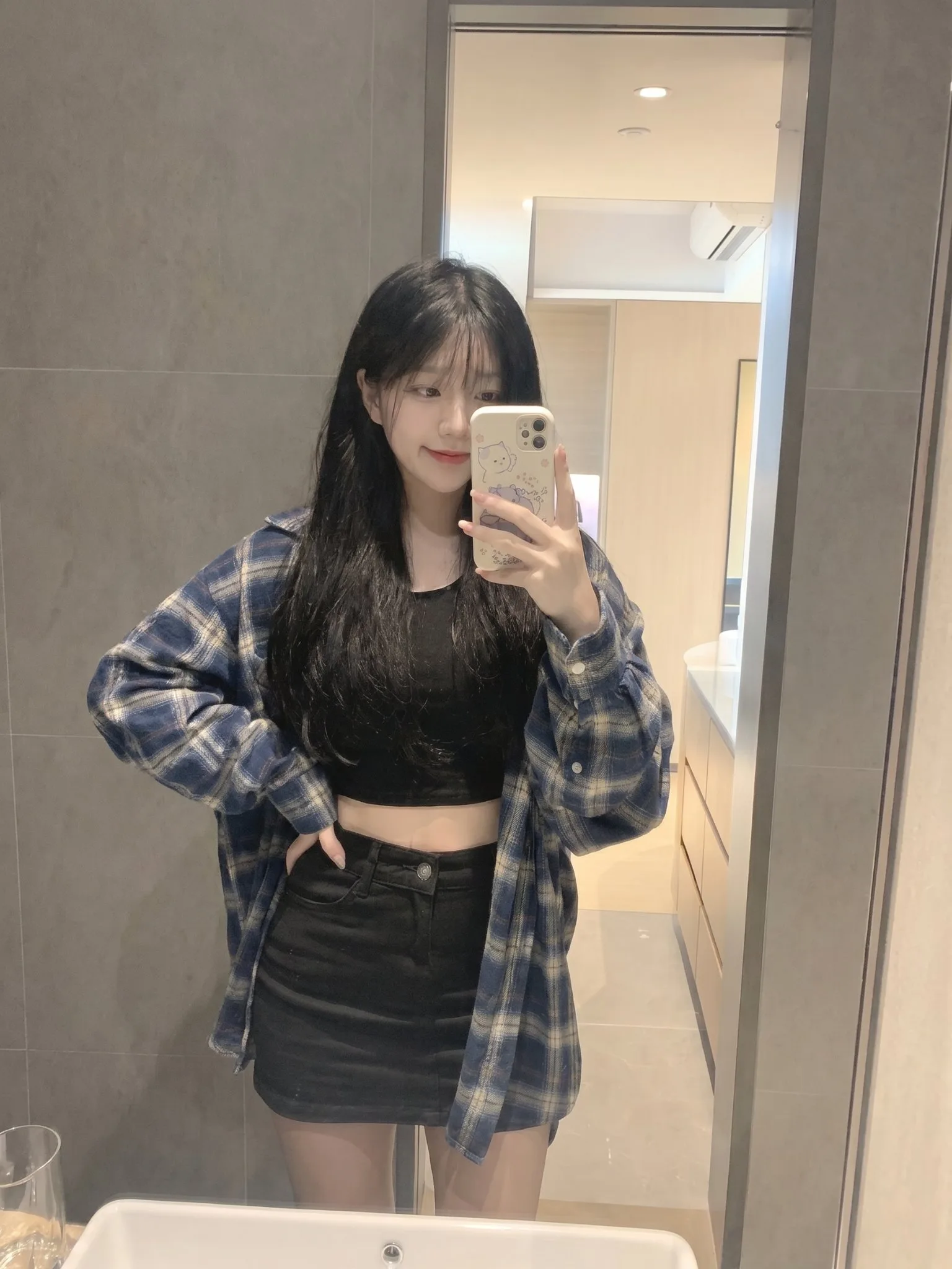สาวญี่ปุ่นถ่ายเซลฟี่ในห้องน้ำ: เสื้อเชิ้ตลายสก็อตสีน้ำเงิน 1