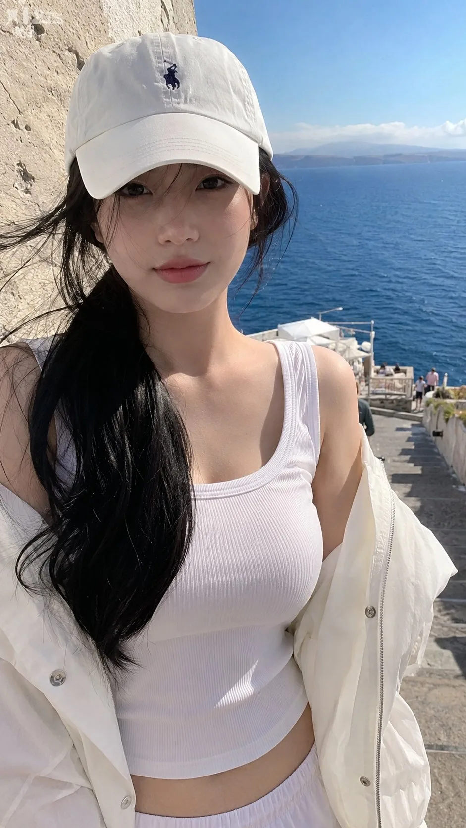 สาวเอเชียที่จุดชมวิวริมทะเลในภาพสตรีทเซลฟี่ 1