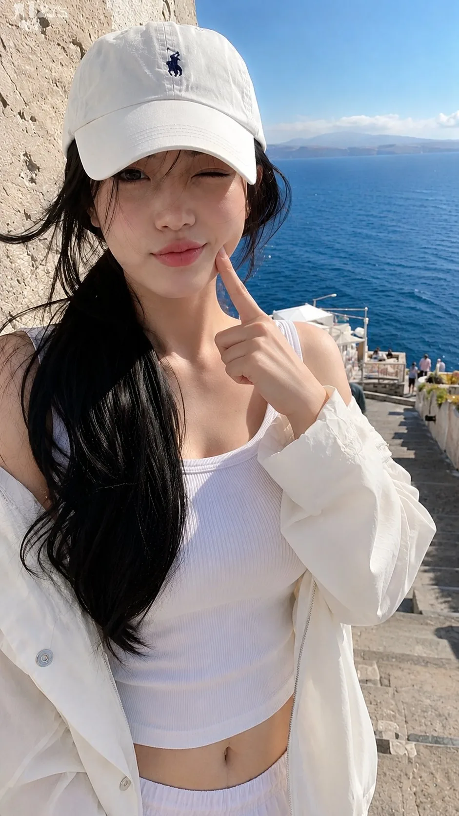 สาวเอเชียที่จุดชมวิวริมทะเลในภาพสตรีทเซลฟี่ 2